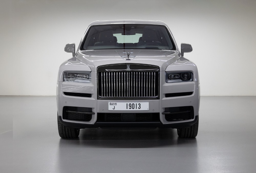 Front view of Rolls Royce Cullinan Black Badge