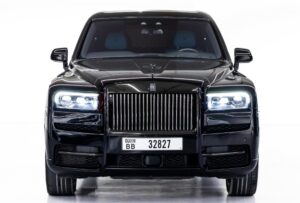 Front view of Rolls-Royce Cullinan Black Badge
