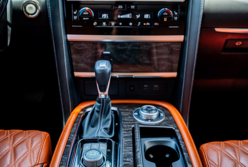 Nissan Patrol LE Platinum (White ) Gear box