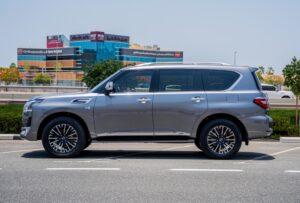 Dynamic side view Nissan Patrol LE Platinum (Grey)