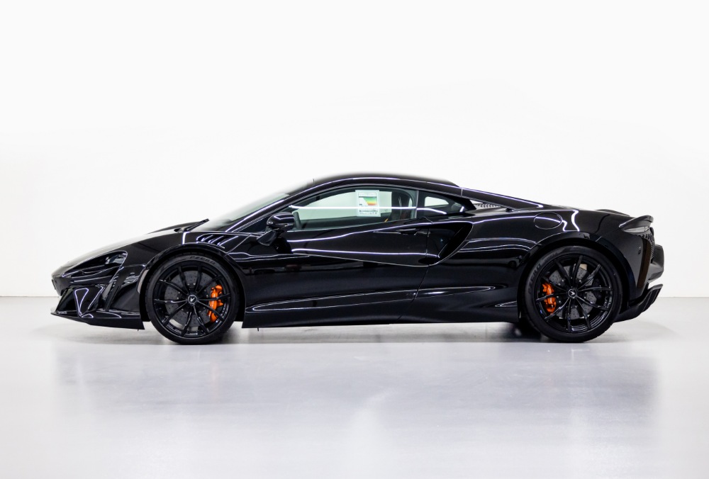 McLaren Artura side view