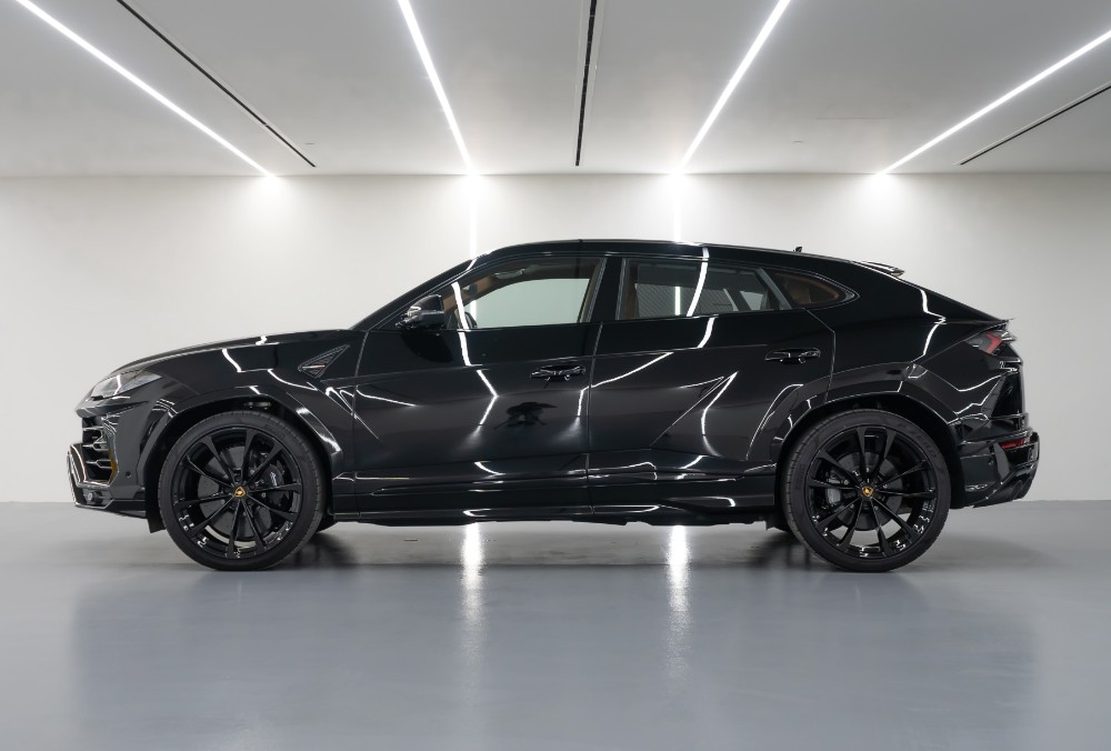 Lamborghini Urus side view