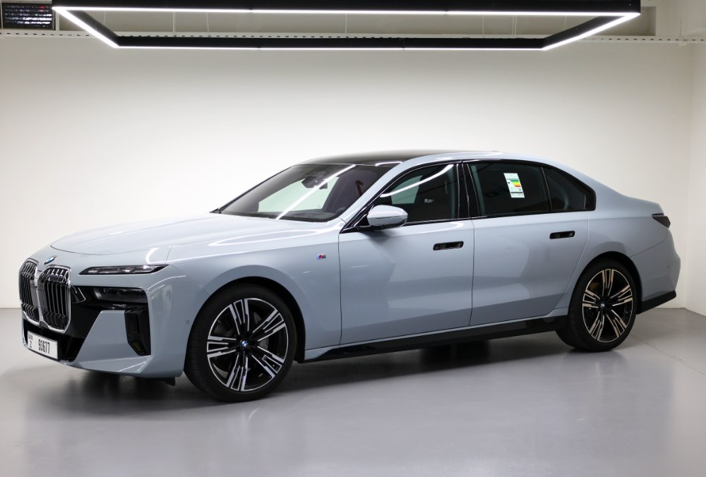 BMW 7-Series 740i side view