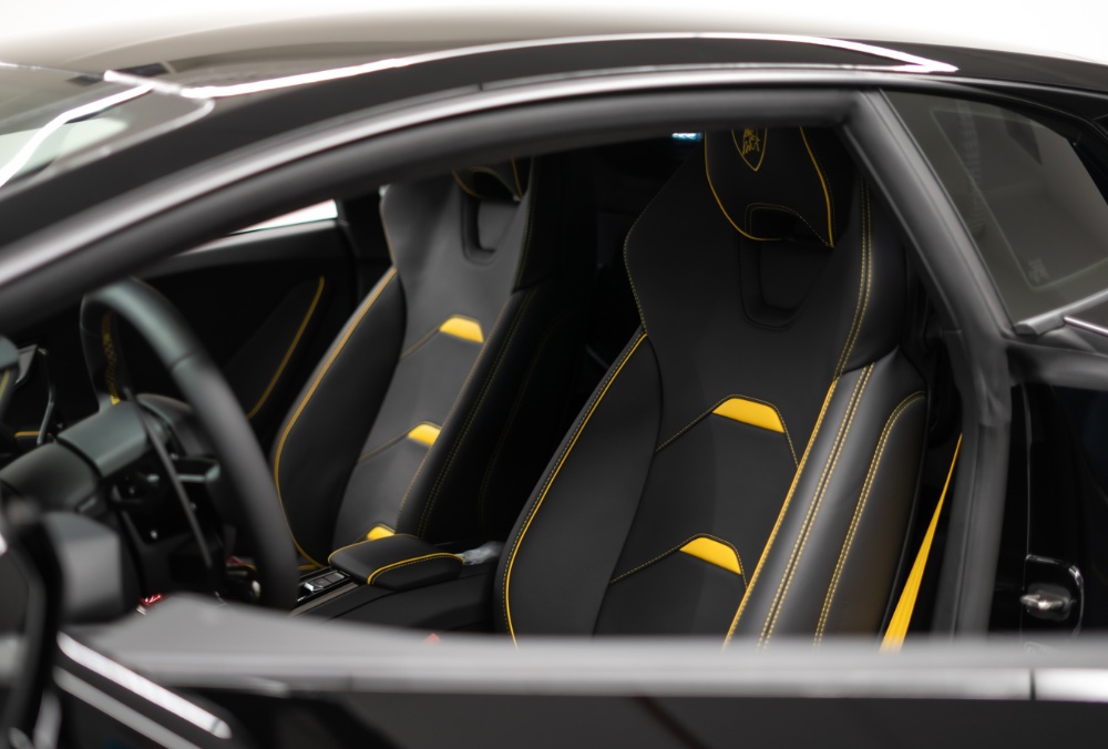 Lamborghini Huracan EVO front seat