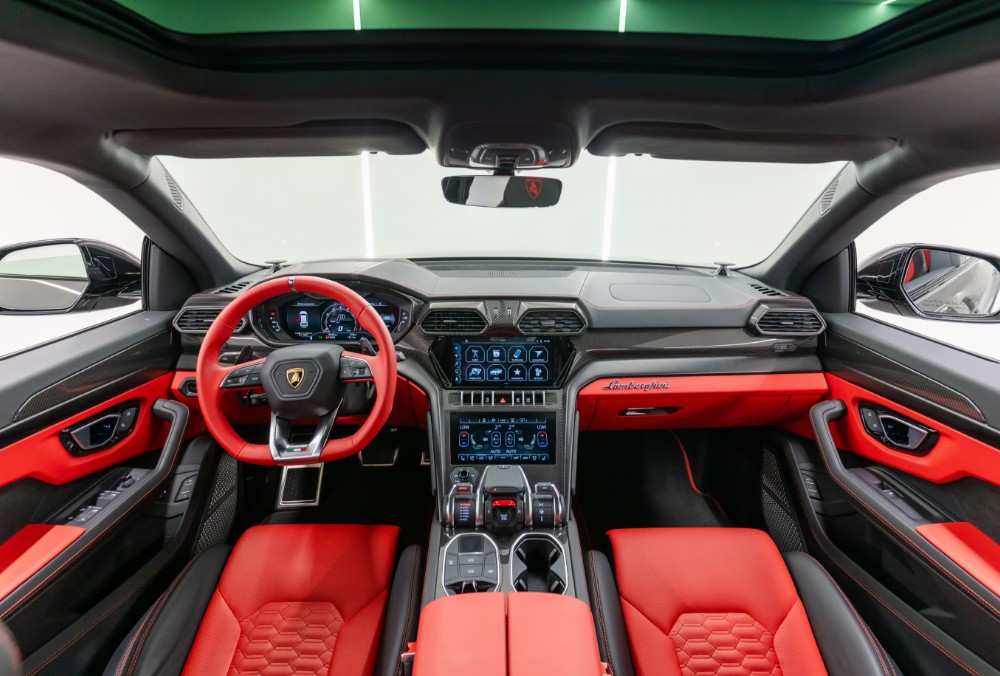 Lamborghini Urus (Grey) steering wheel