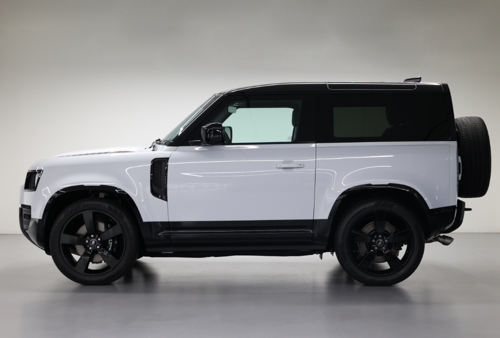 Side view of Land Rover Defender 90