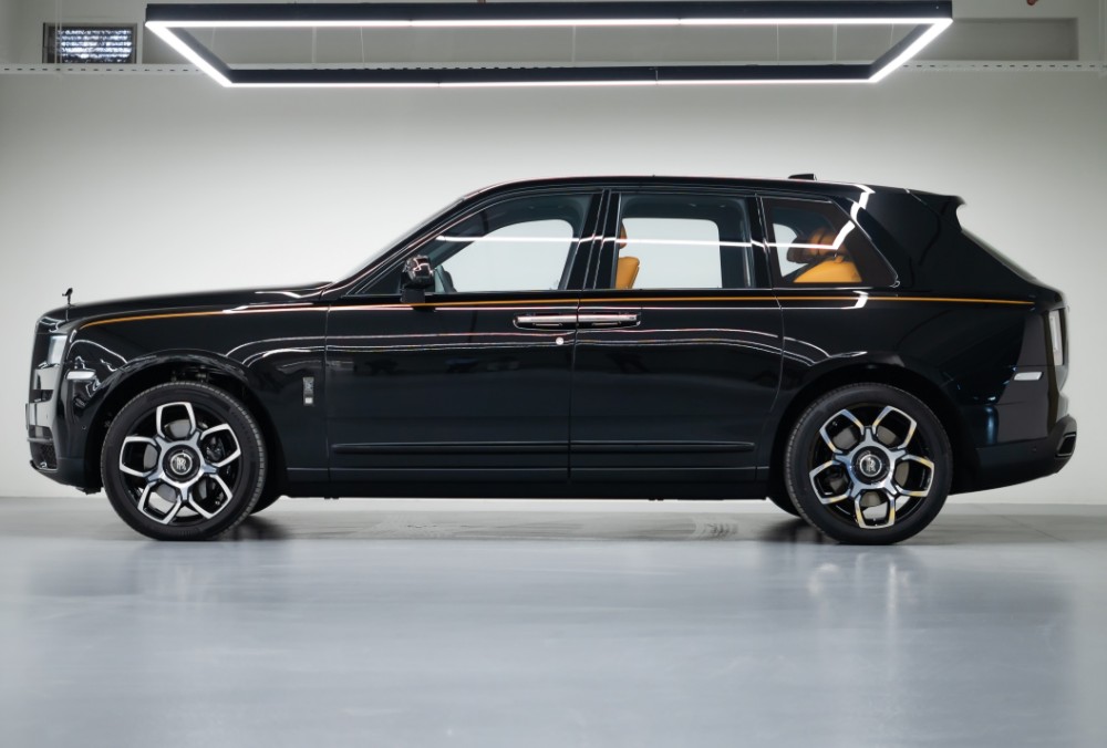 Rolls-Royce Cullinan Black Badge Side View