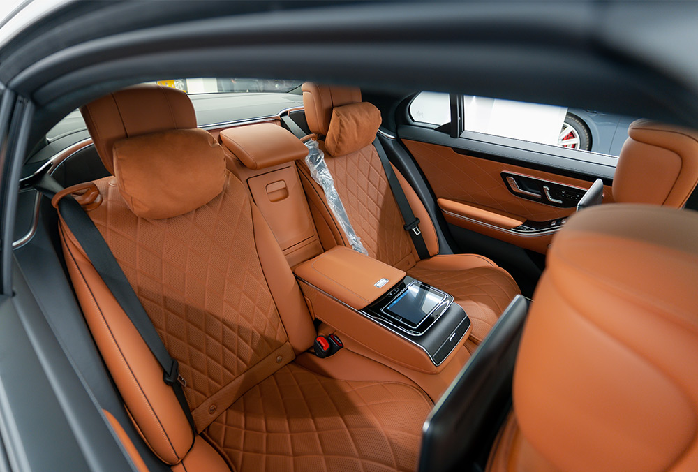 Mercedes-Benz S-Class S 500 rear seat view