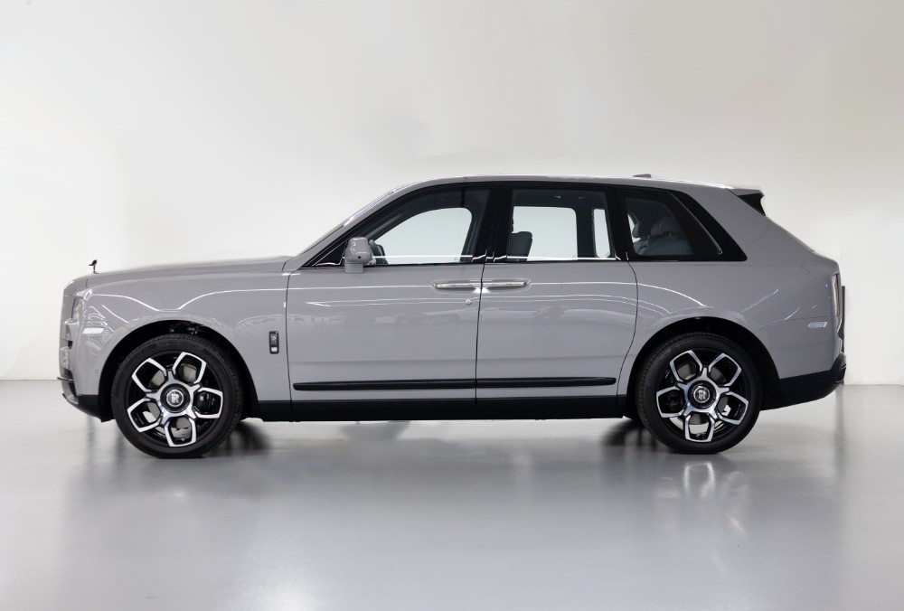 Side view of Rolls Royce Cullinan Black Badge