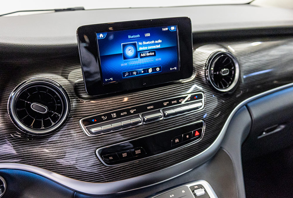Mercedes-Benz V 250 interior infotainment system