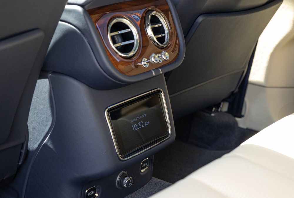 2023 Bentley Bentayga rear console