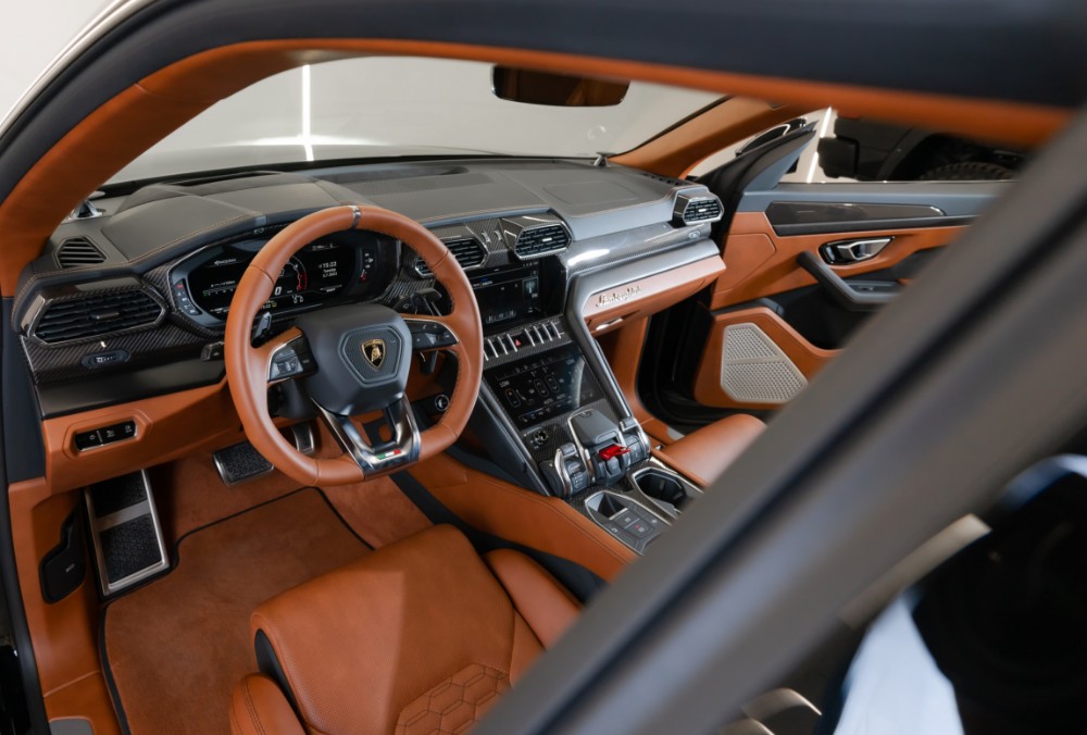 Lamborghini Urus (Black) steering wheel