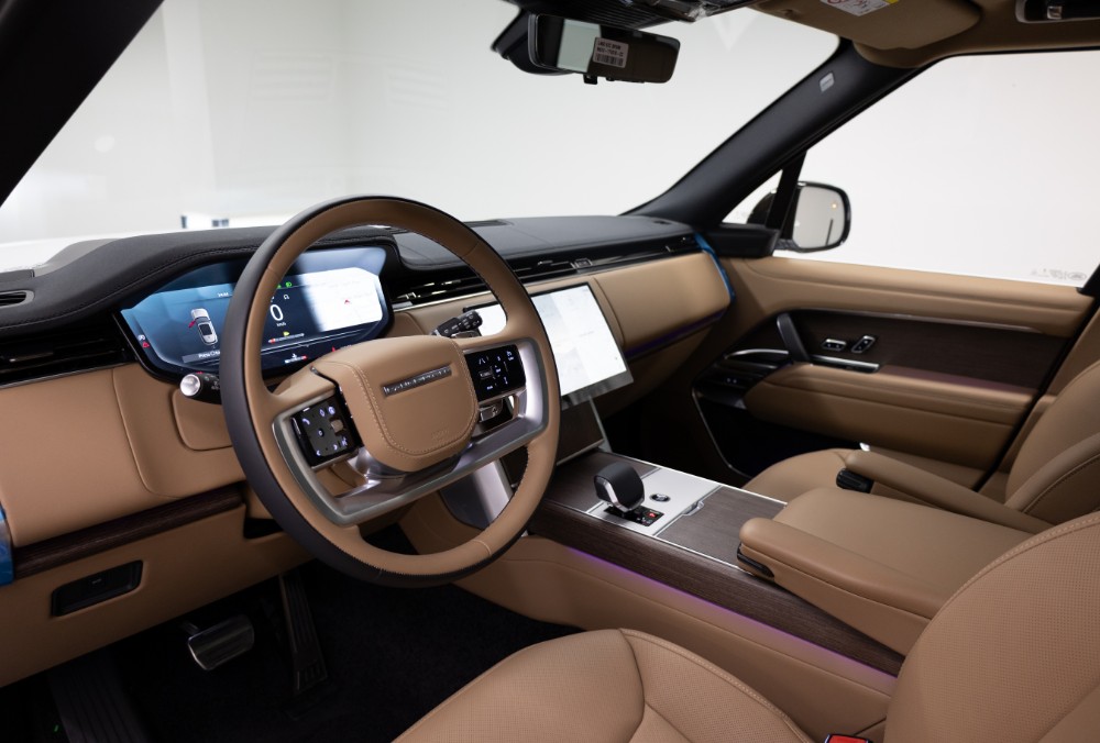 Land Rover Range Rover Vogue HSE interior side view
