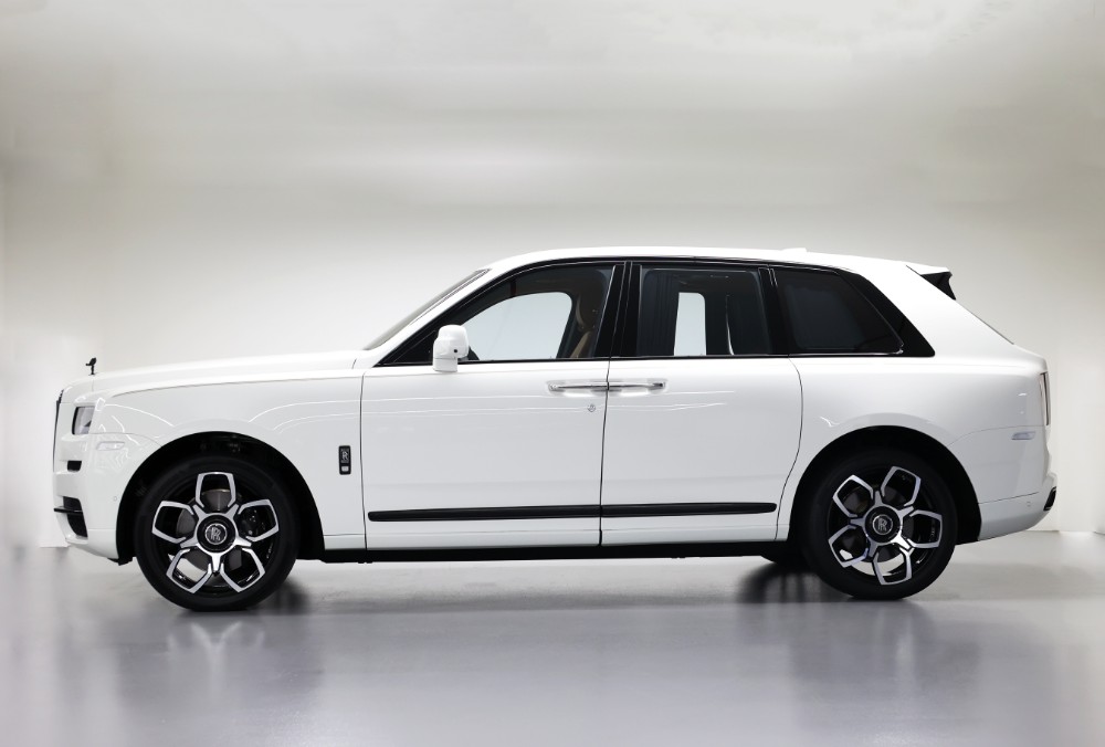 Side view of white Rolls-Royce Cullinan Black Badge