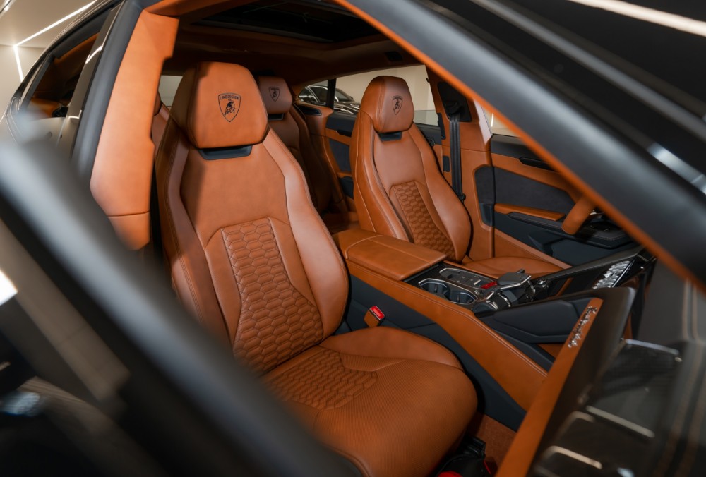 Lamborghini Urus front seats