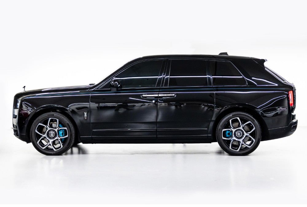Side view of Rolls-Royce Cullinan Black Badge