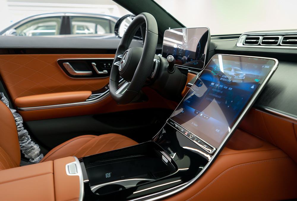 Mercedes-Benz S-Class S 500 interior side view