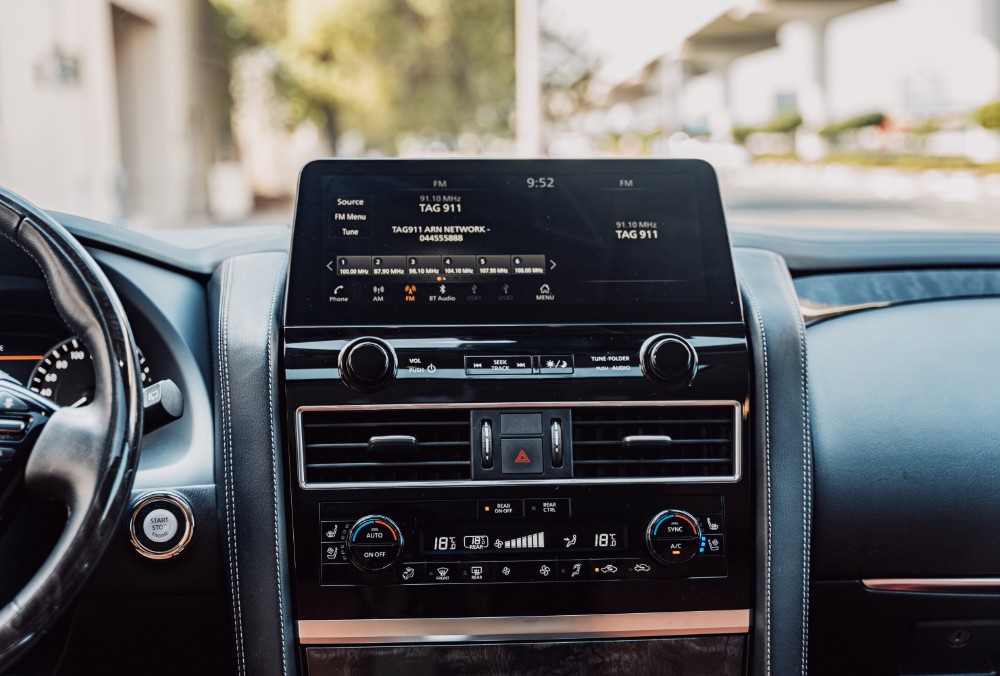 Nissan Patrol LE (White) infotainment system