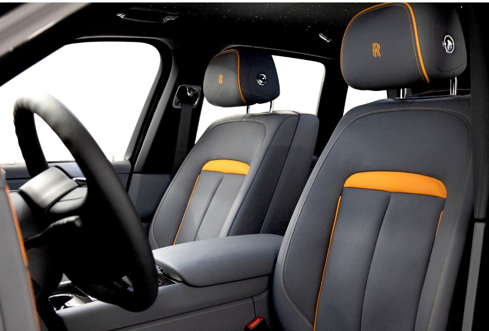Rolls Royce Cullinan Black Badge front seats
