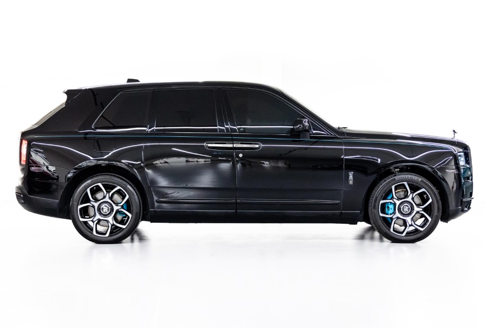 Side view of Rolls-Royce Cullinan Black Badge