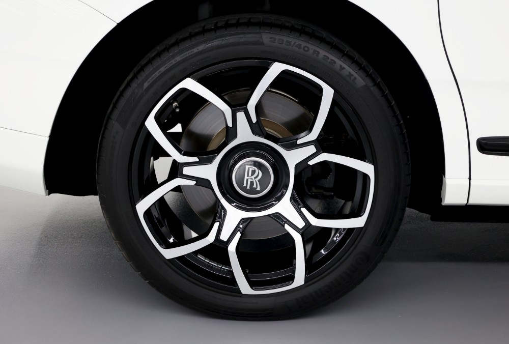 white Rolls-Royce Cullinan Black Badge wheels