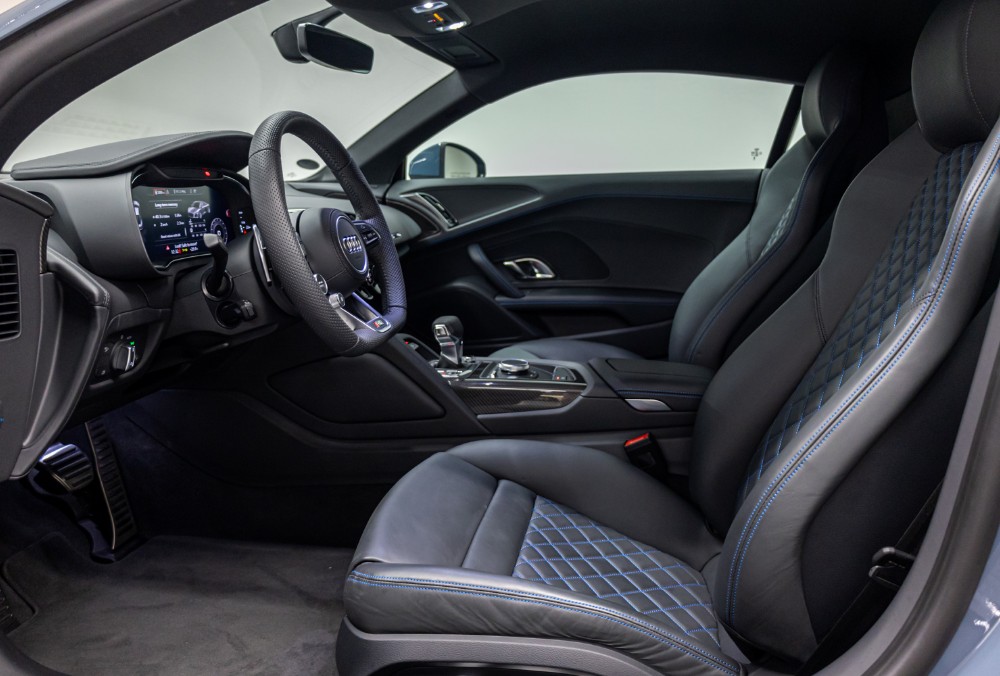 Audi R8 front seats