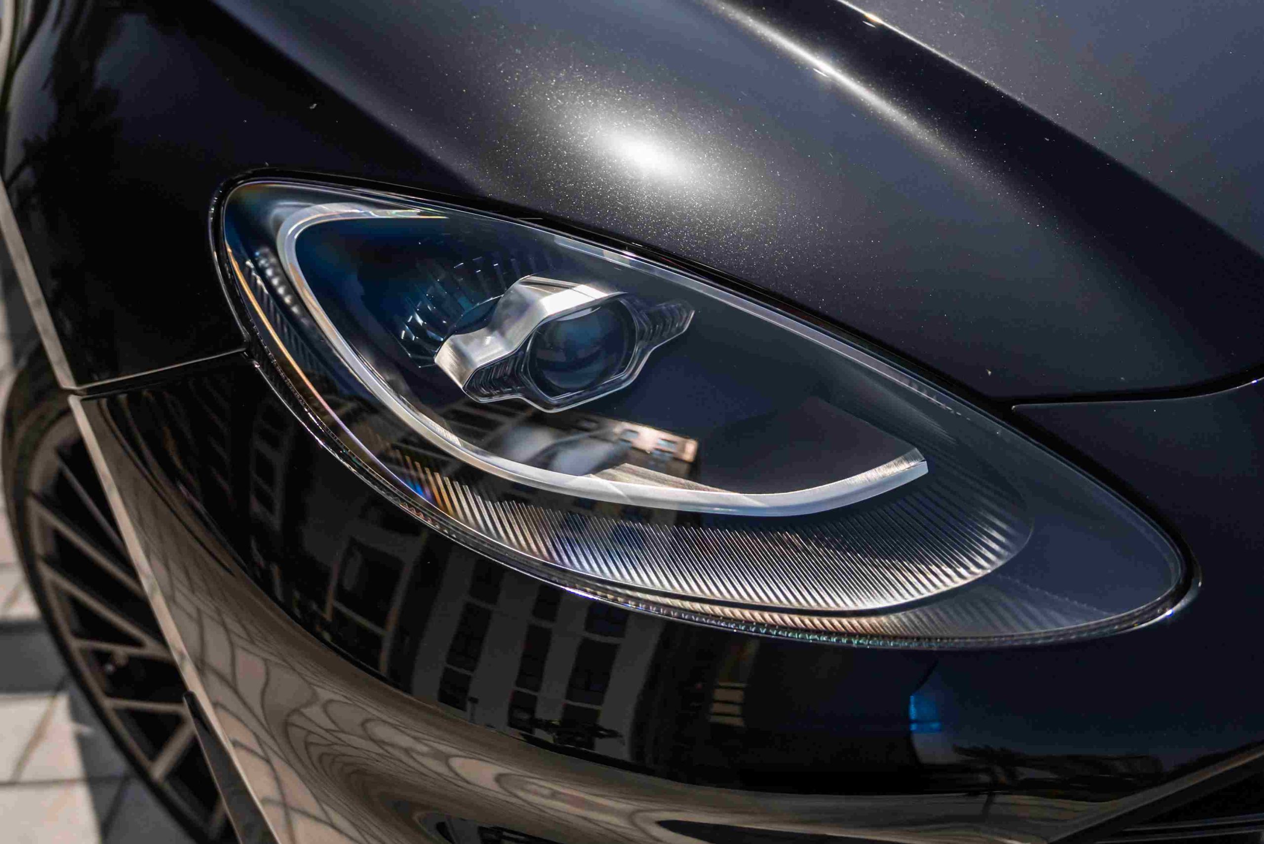 Aston Martin DBX 707 led headlights