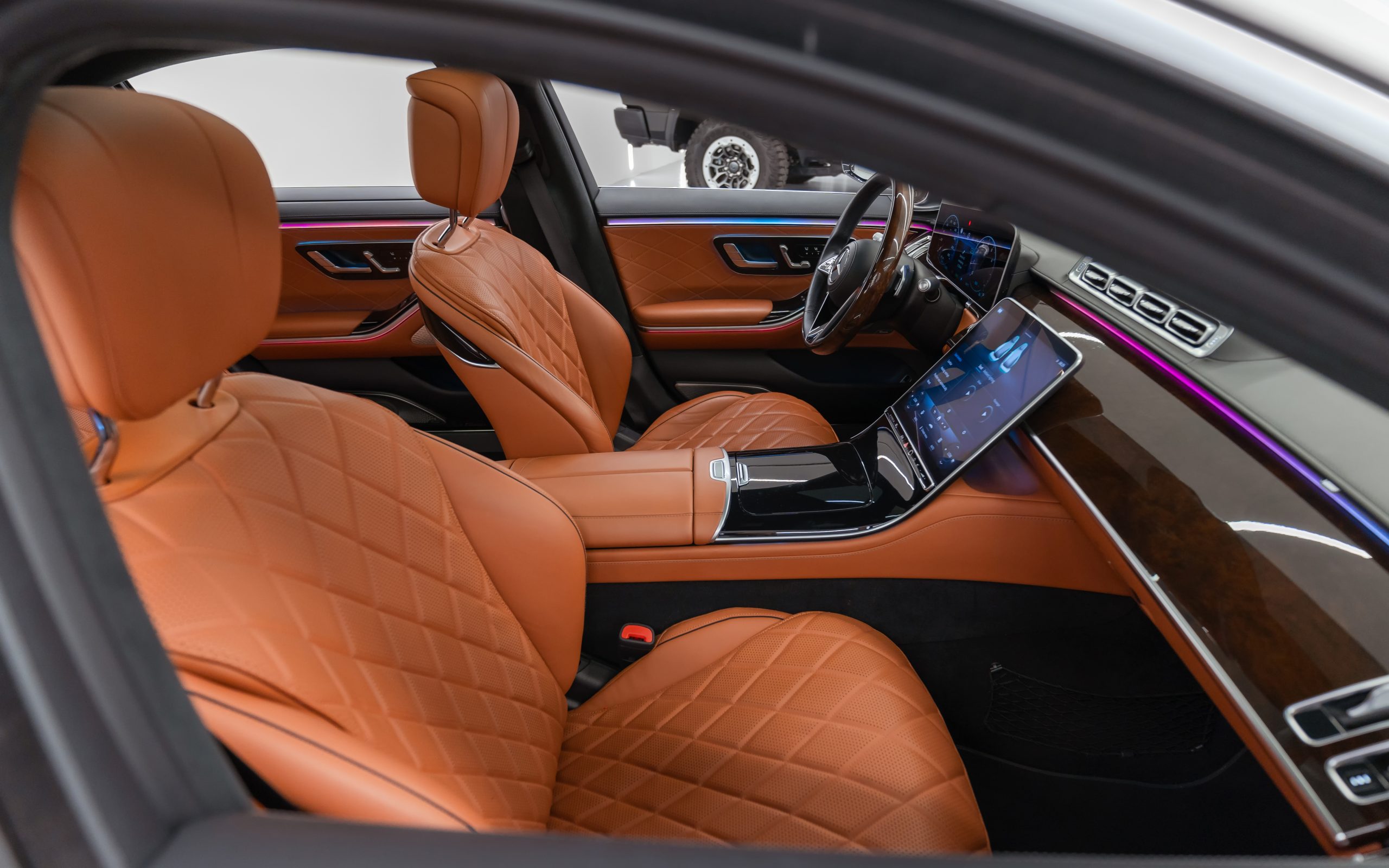 Mercedes Benz S500 front seat view