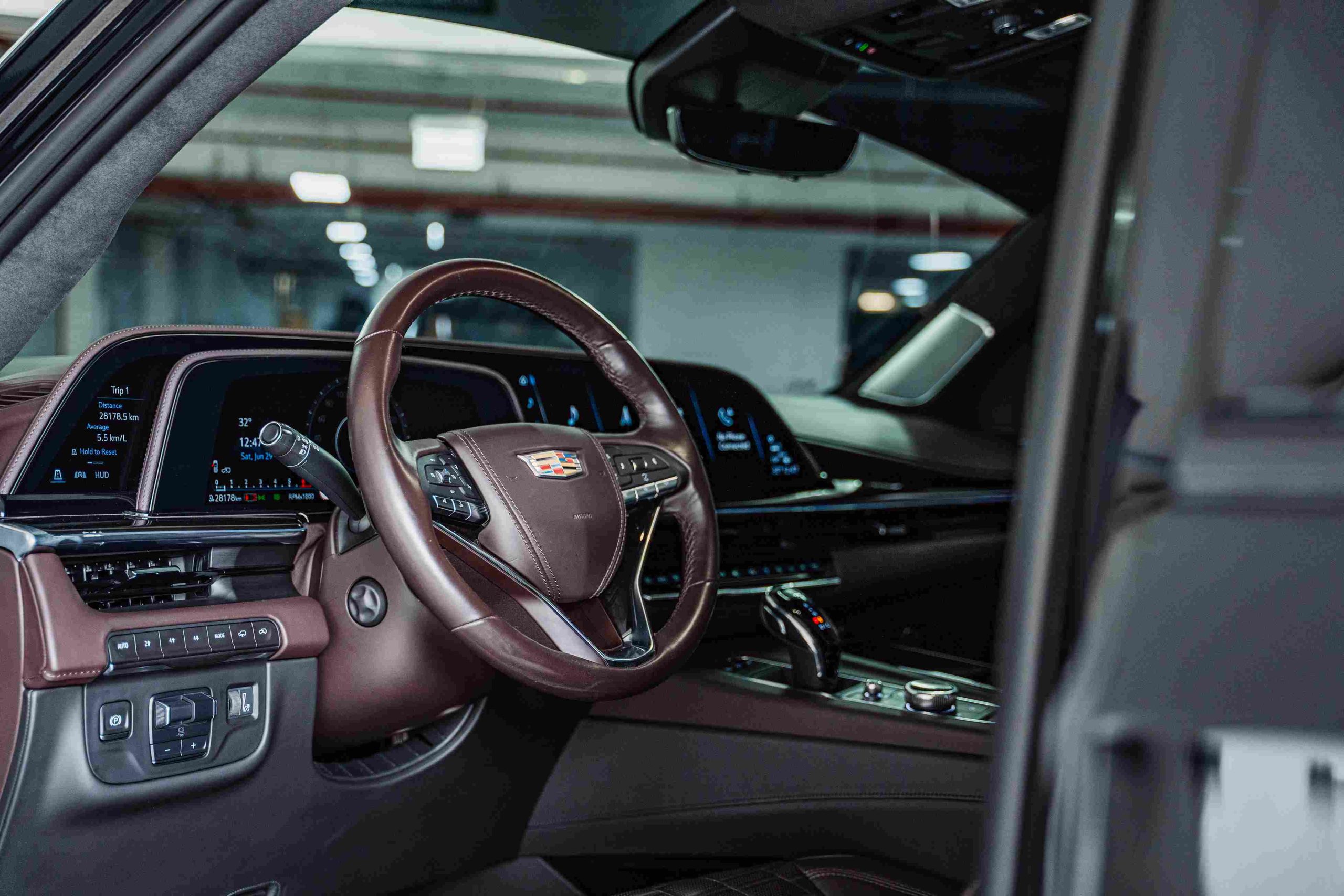 Cadillac Escalade Sport Platinum streeing wheel