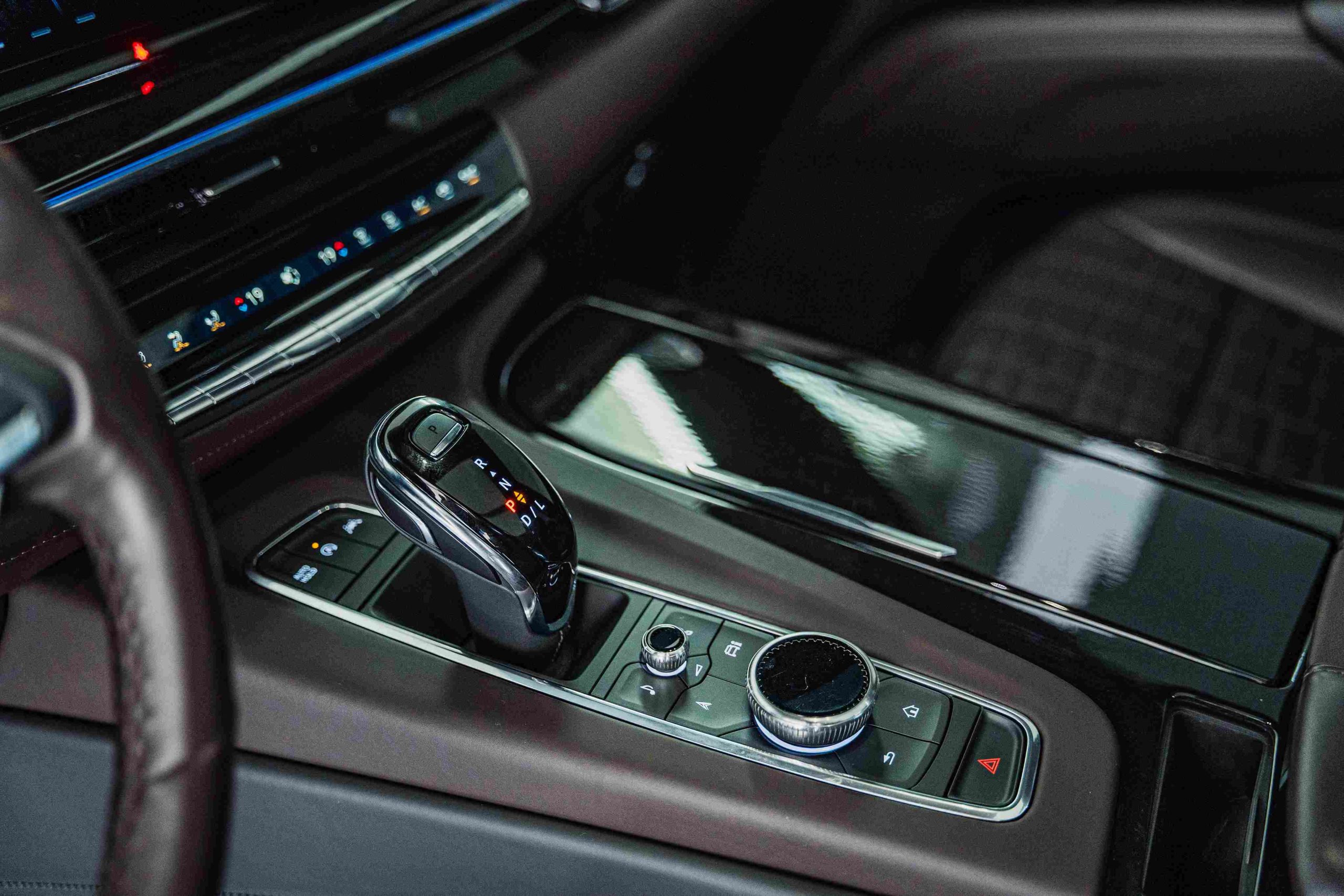 Cadillac Escalade Sport Platinum gear control