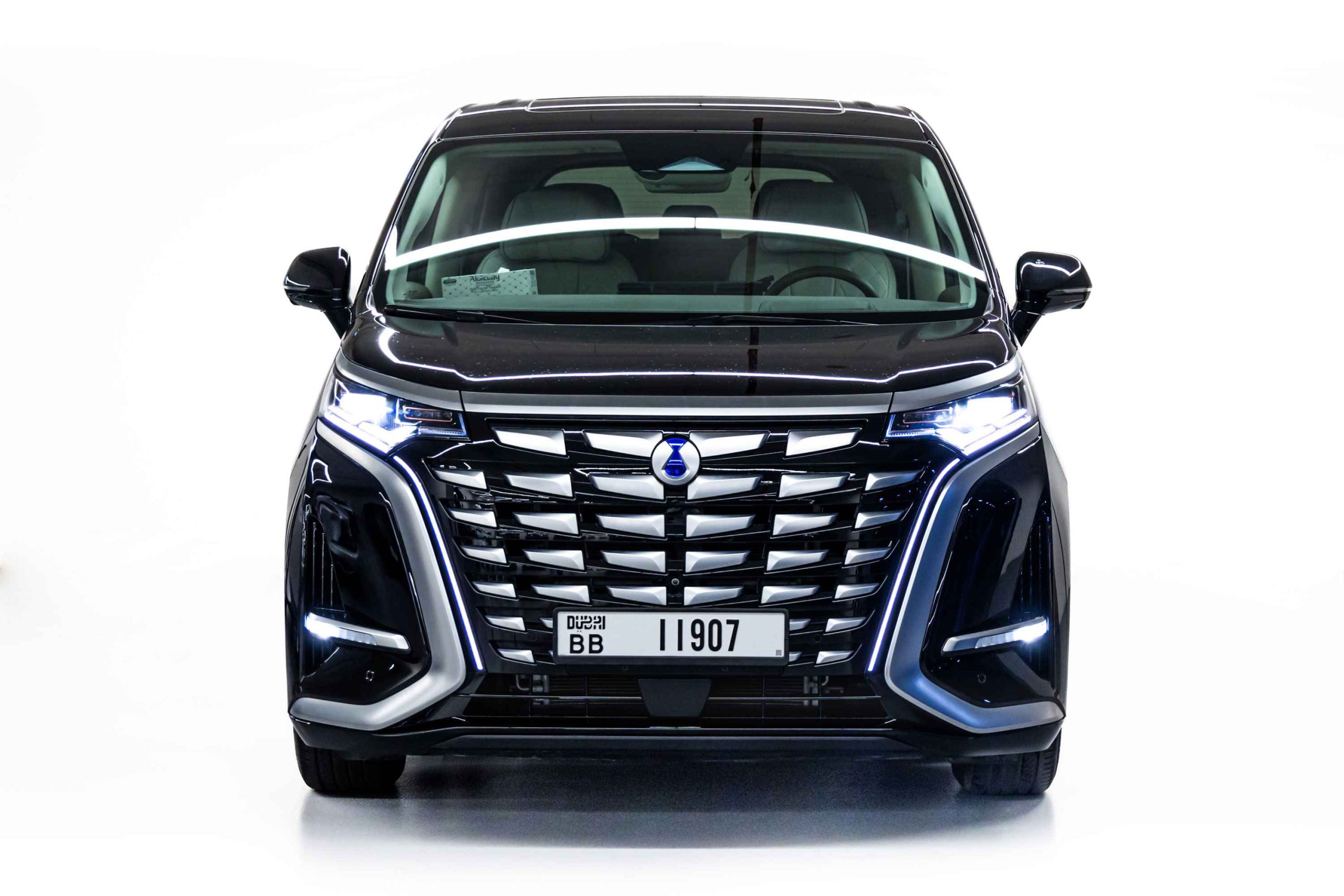 Denza D9 DM-i front view