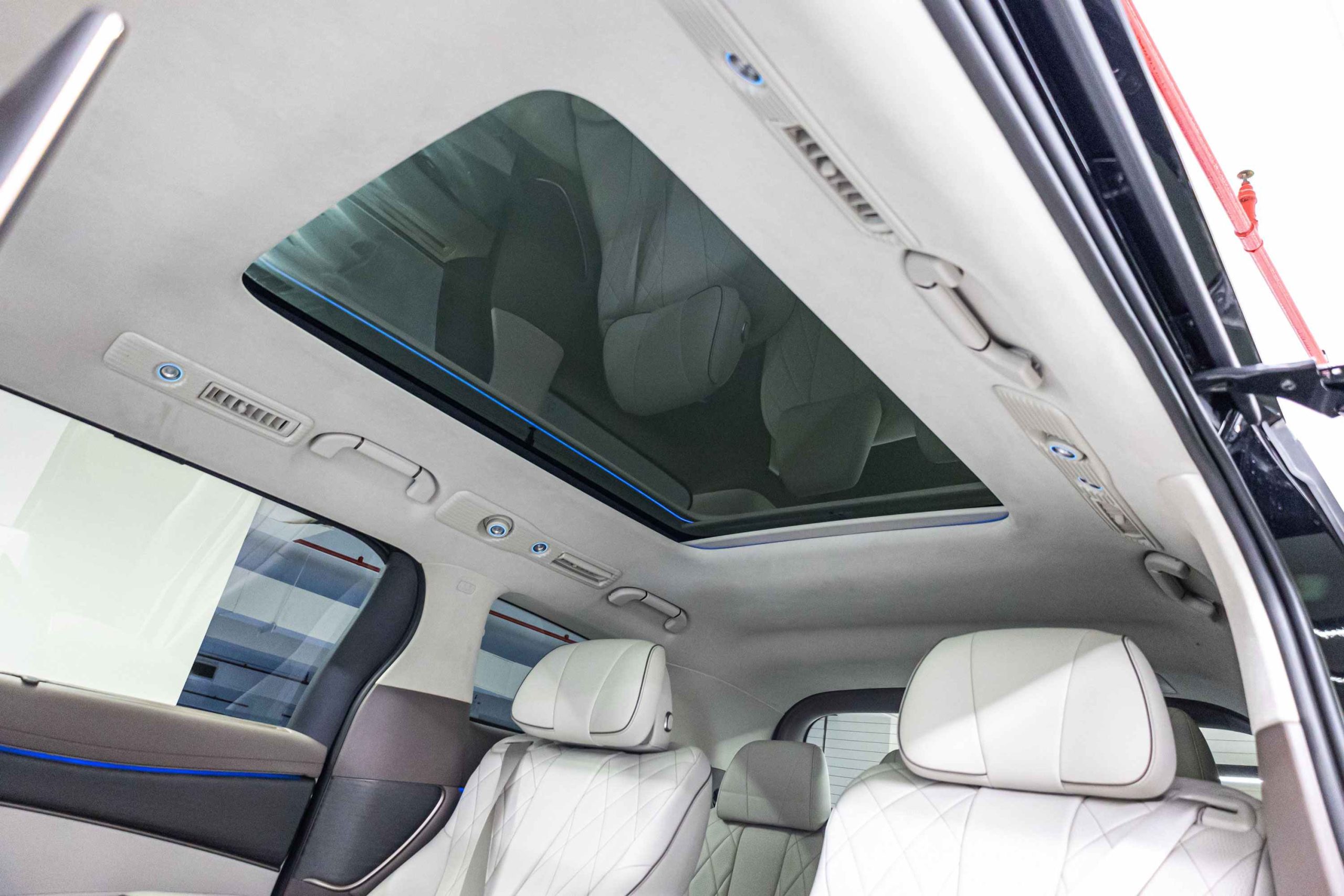 Denza D9 DM-i interior view