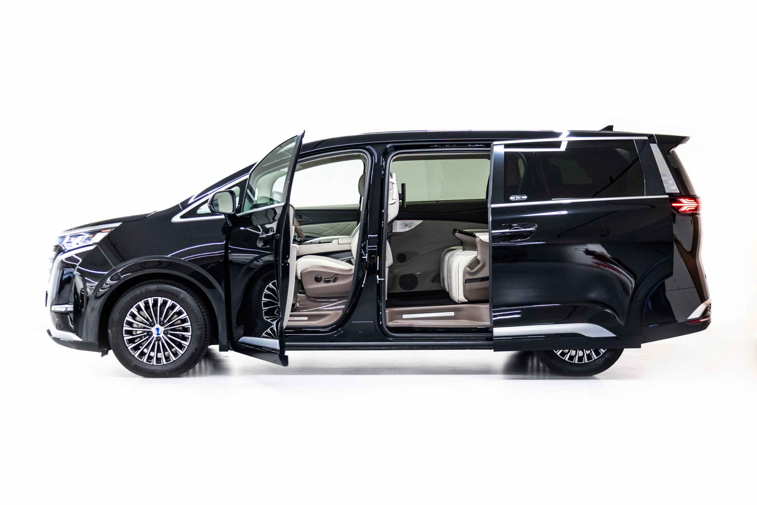 Denza D9 DM-i side profile