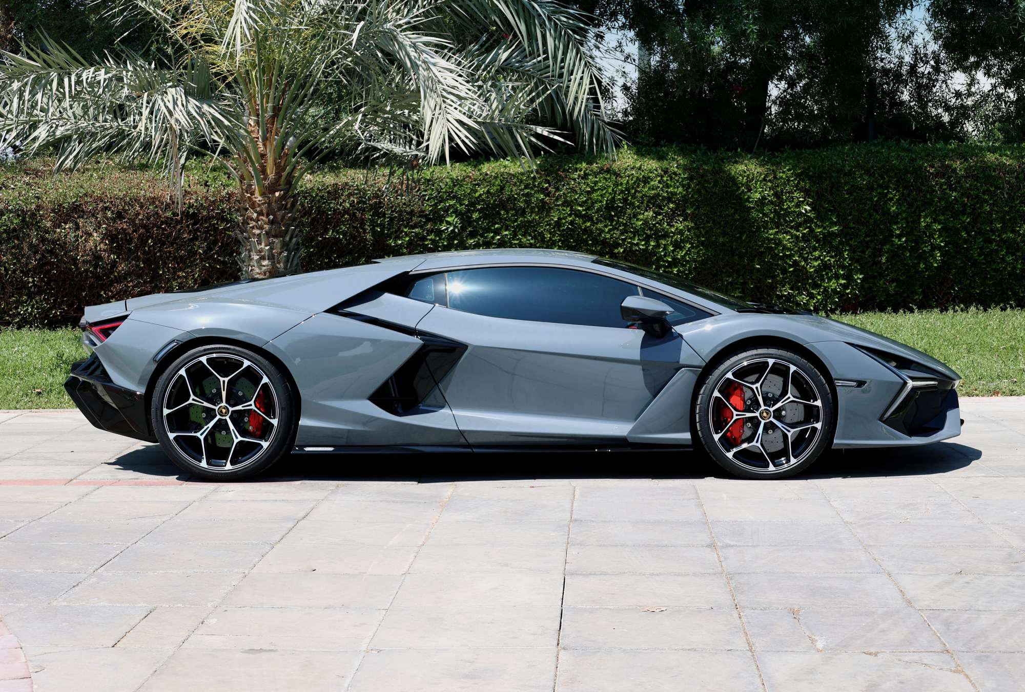 Lamborghini Revuelto side profile