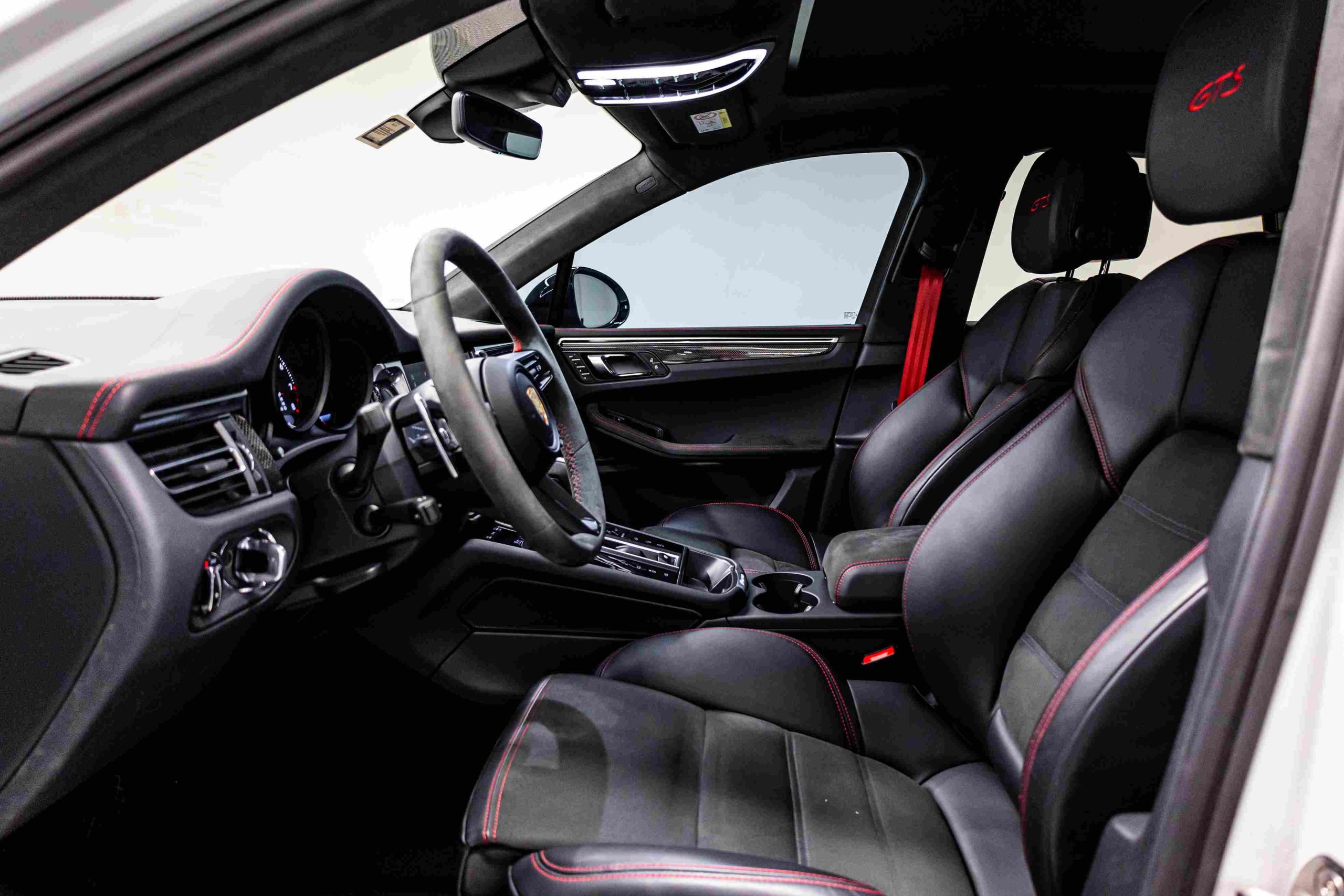 Porsche Macan GTS front seats