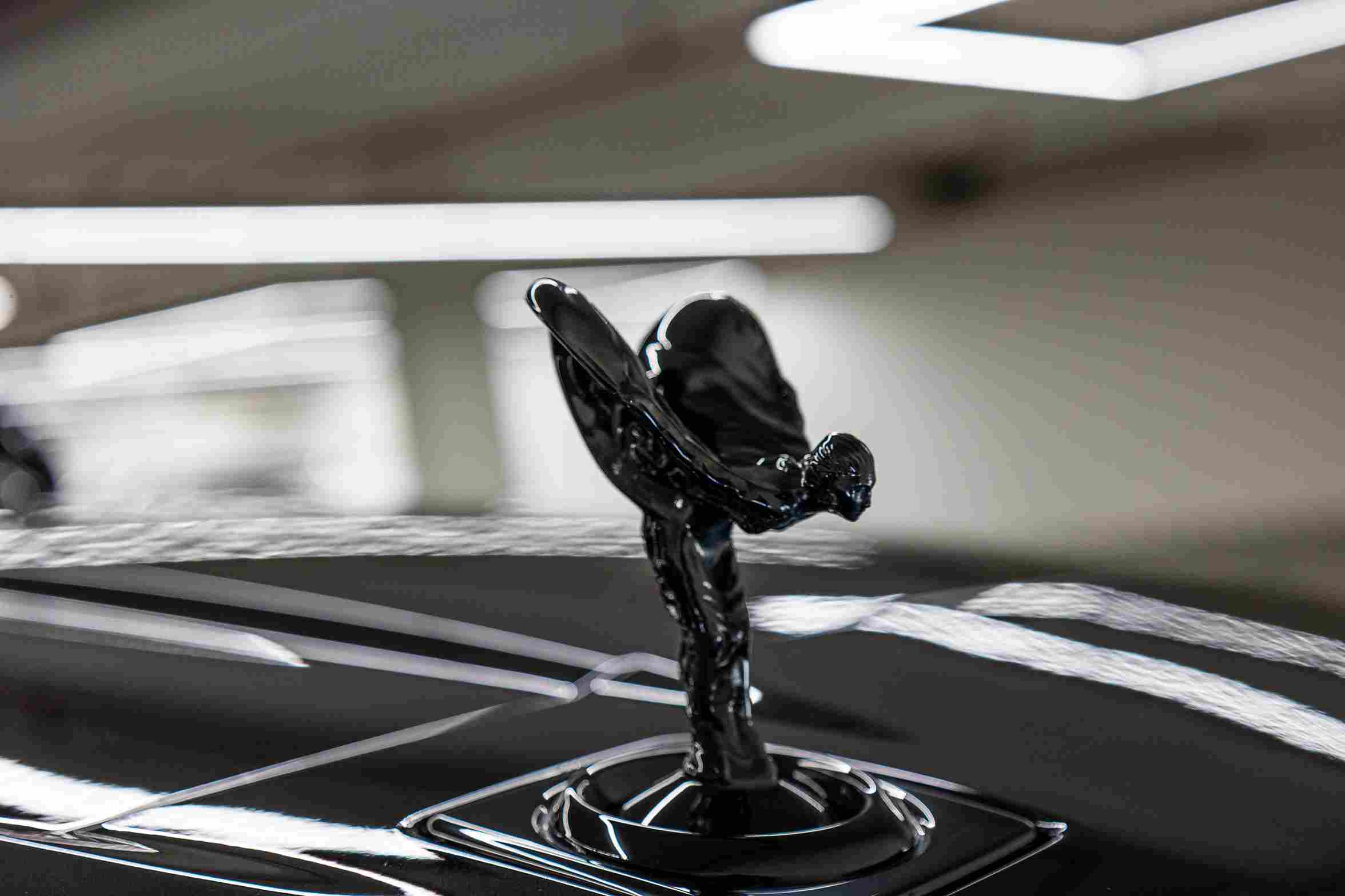 Rolls-Royce Cullinan Black Badge spirit of ecstasy