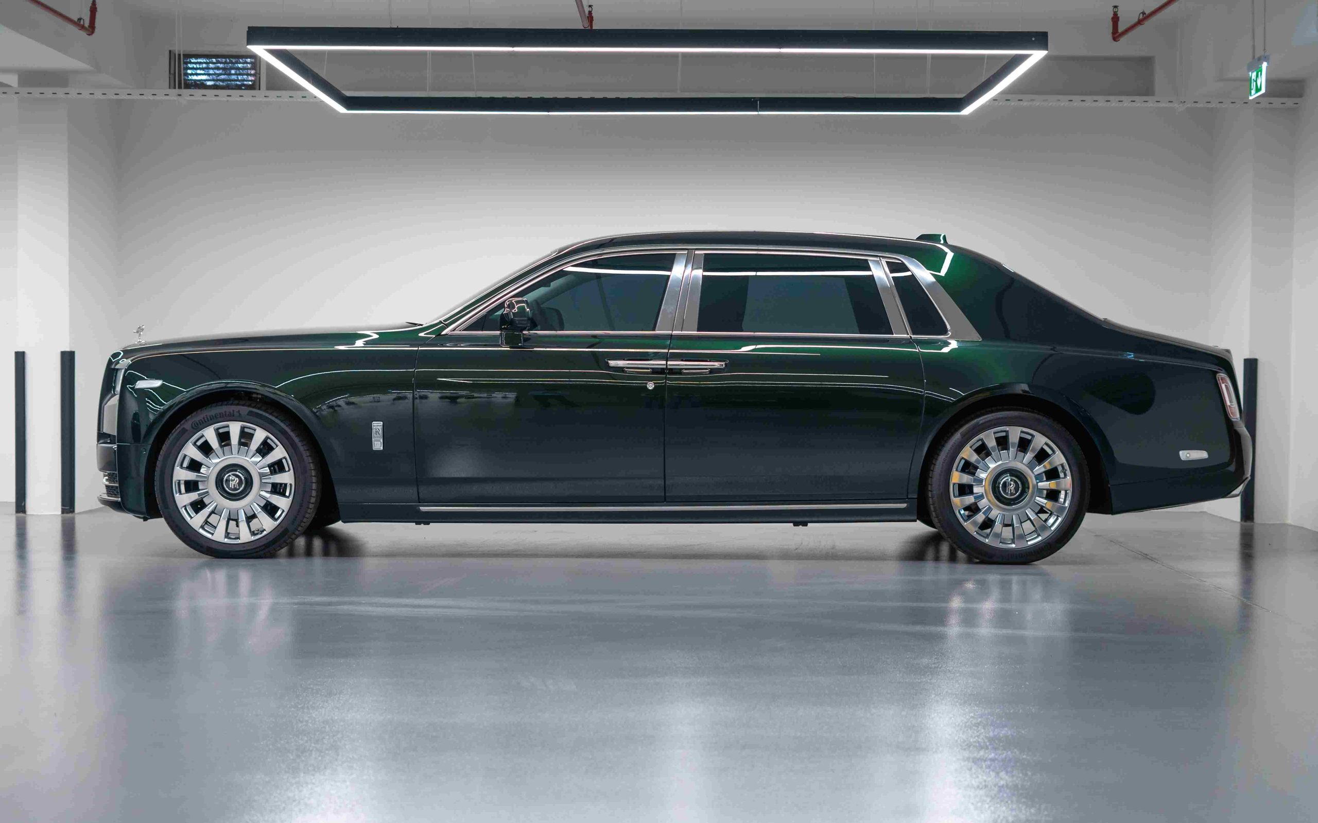Rolls-Royce Phantom side profile