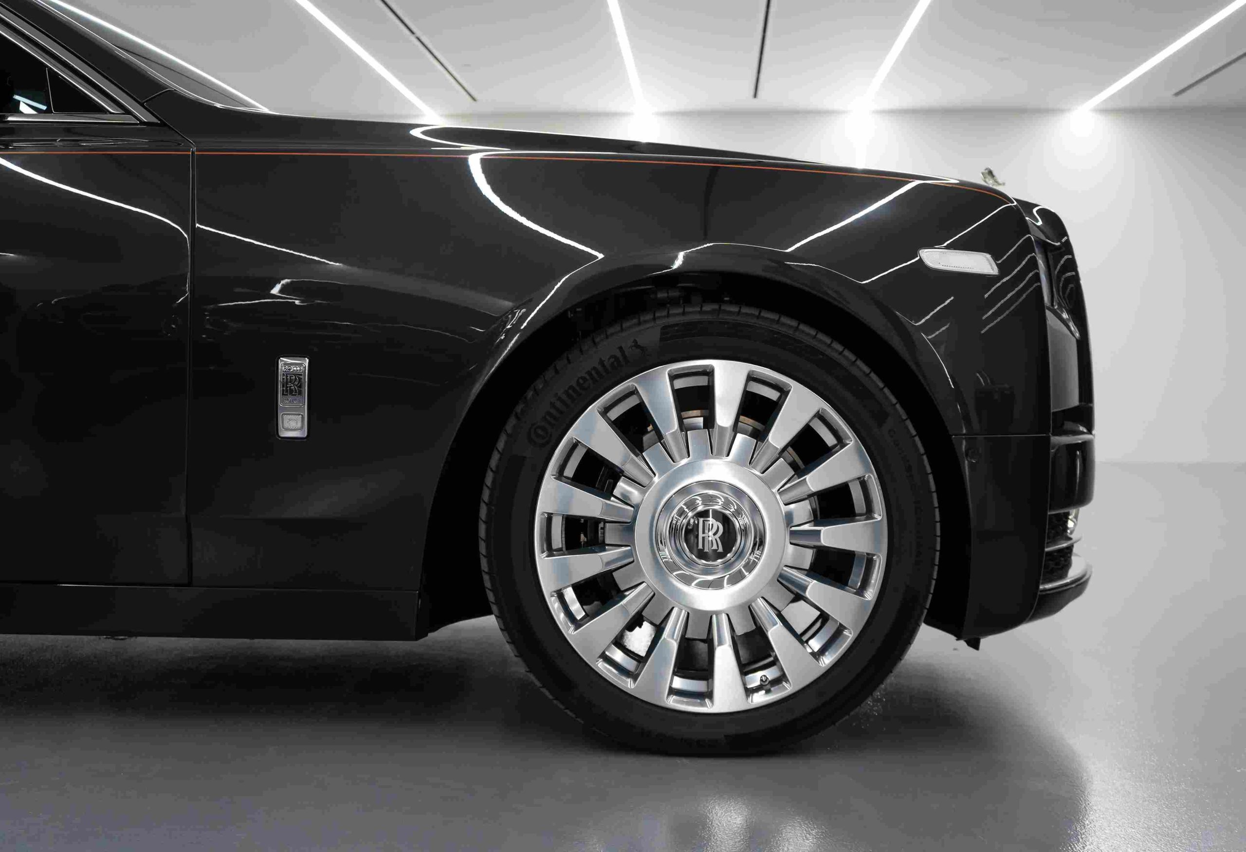 Rolls-Royce Phantom EWB luxury wheel