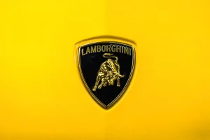 yellow-lamborghini-urus-2025-front-logo