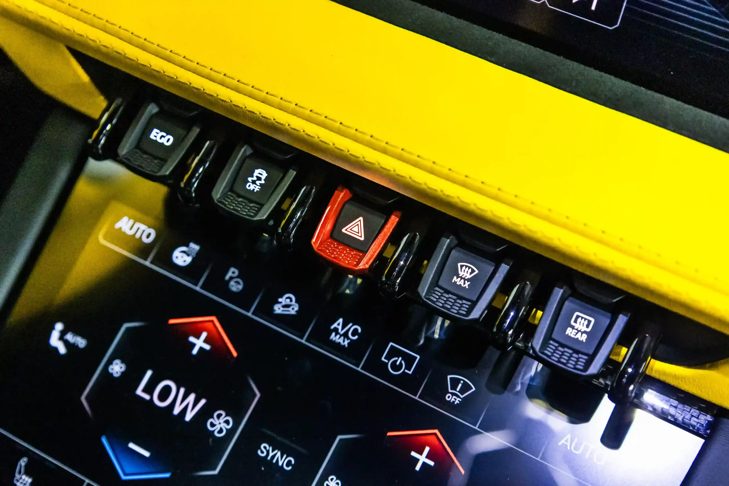 yellow-lamborghini-urus-2025-gear-selector-and-console