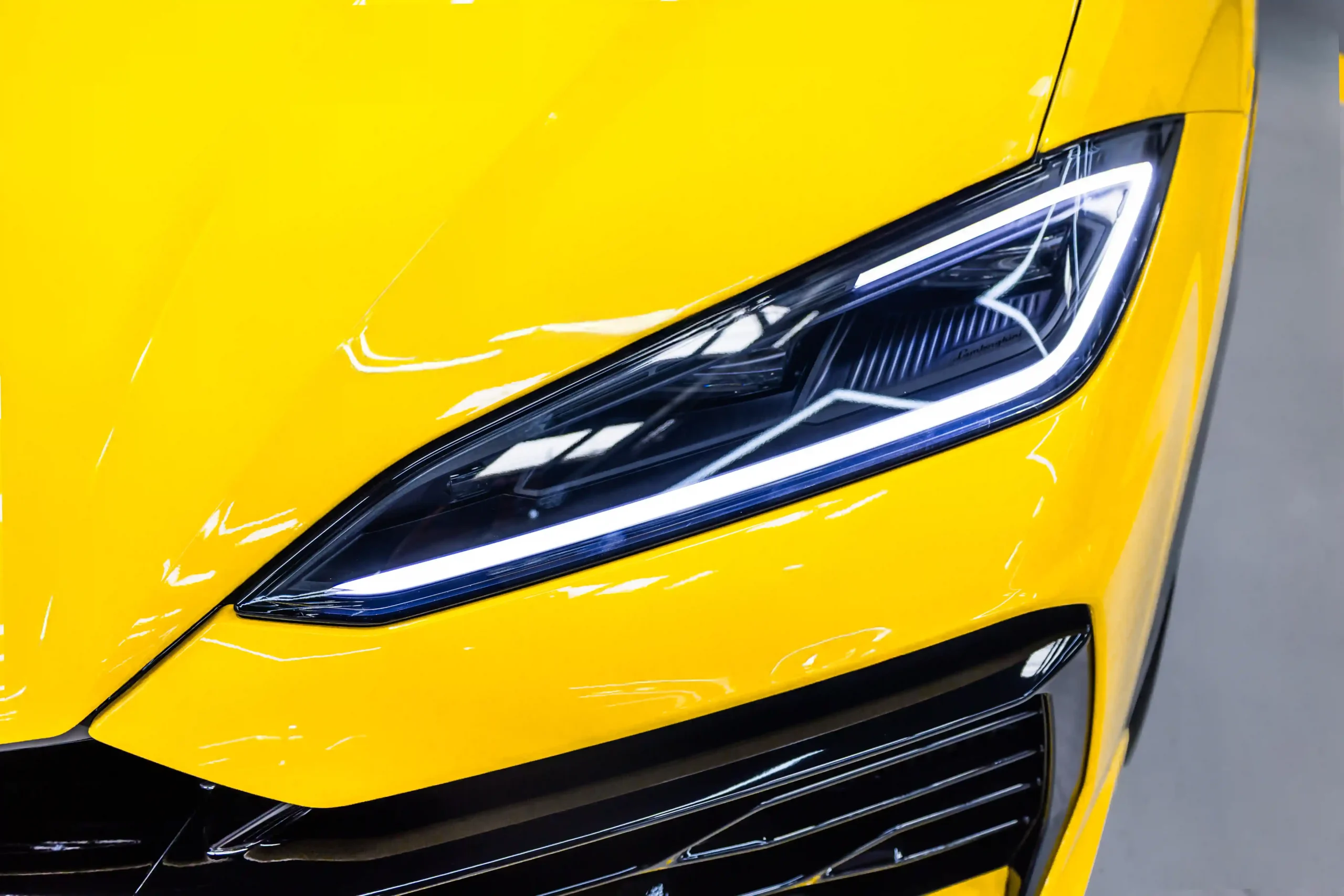 yellow-lamborghini-urus-2025-led-headlights-closeup