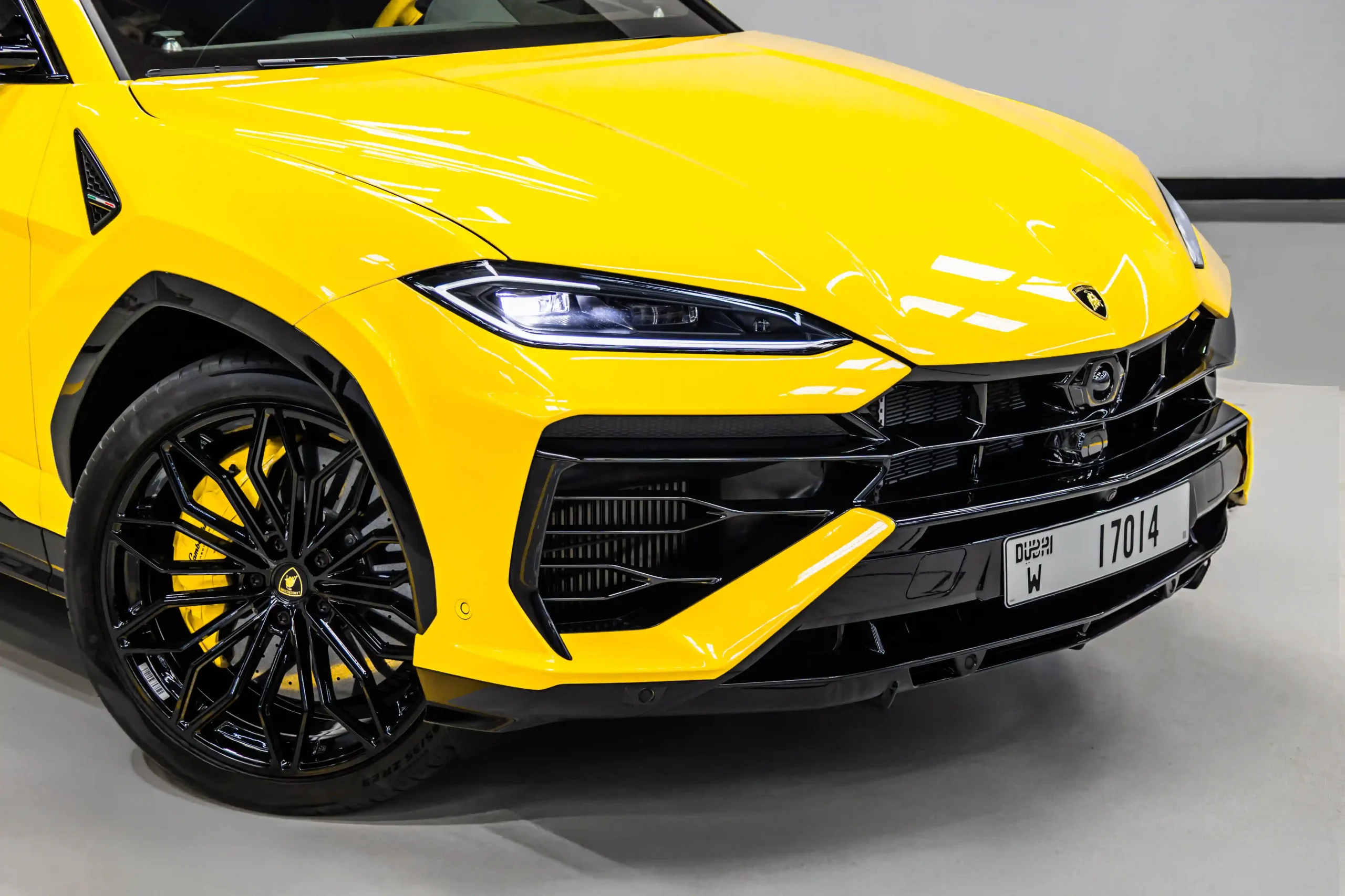 yellow-lamborghini-urus-2025-logo-and-grille-detail