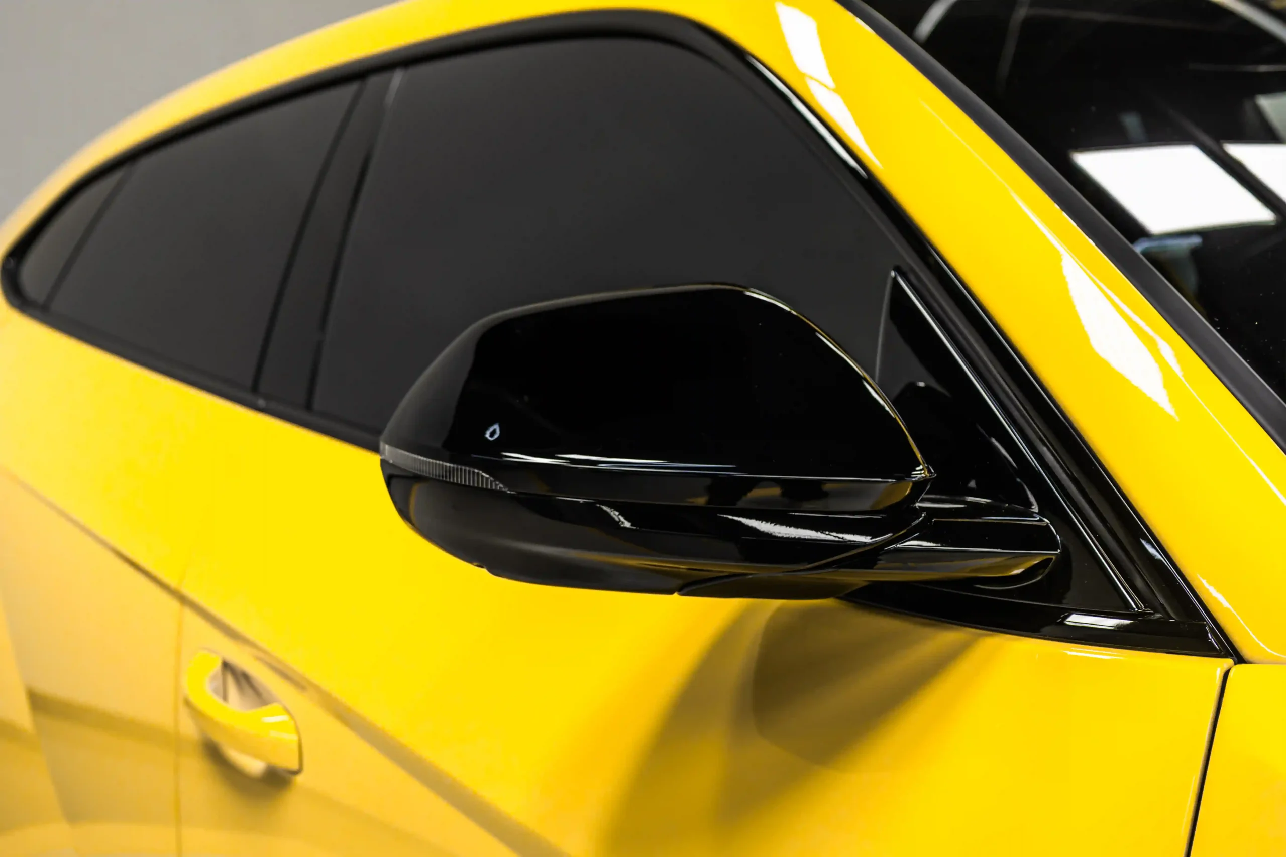 yellow-lamborghini-urus-2025-mirror