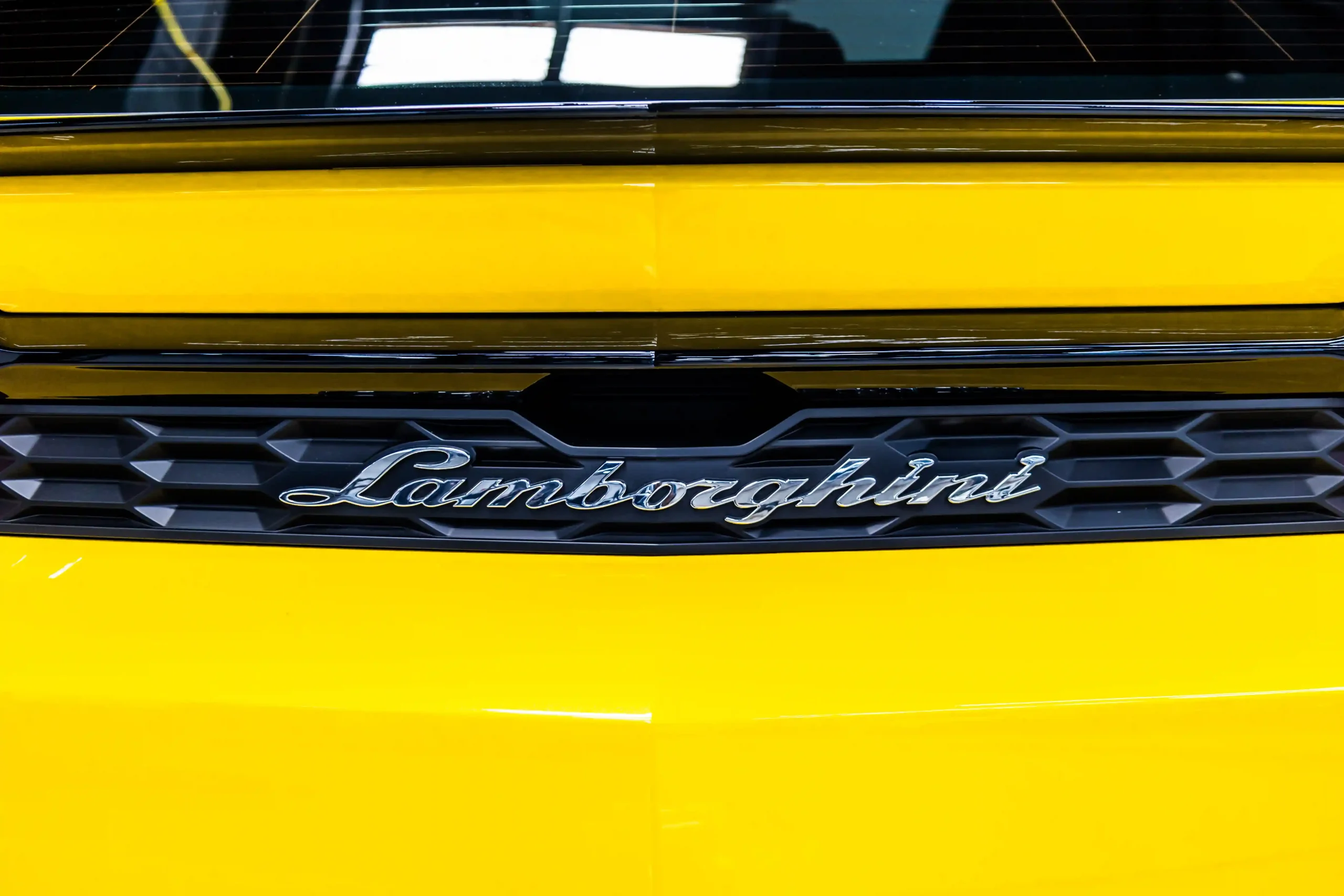 yellow-lamborghini-urus-2025-rear-logo