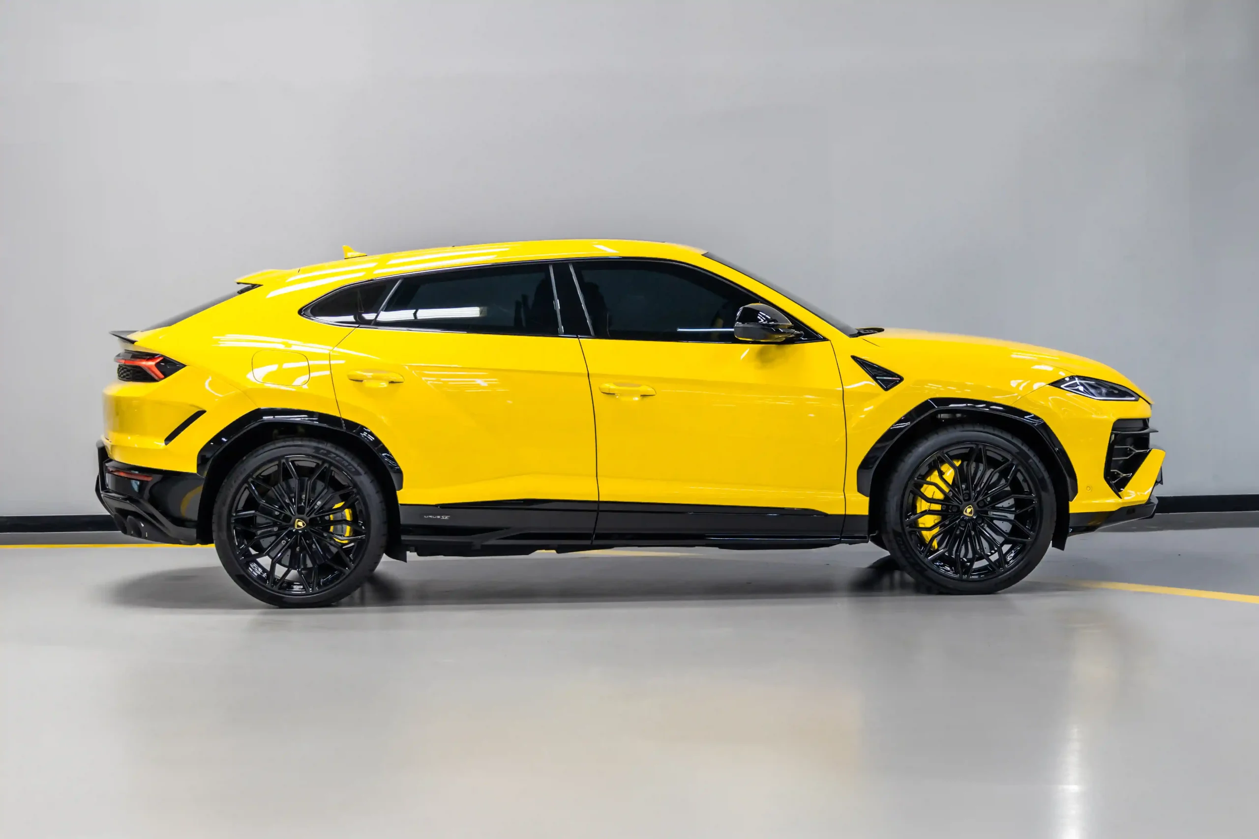 yellow-lamborghini-urus-2025-side-profile-shot