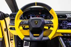 yellow-lamborghini-urus-2025-steering-wheel-closeup