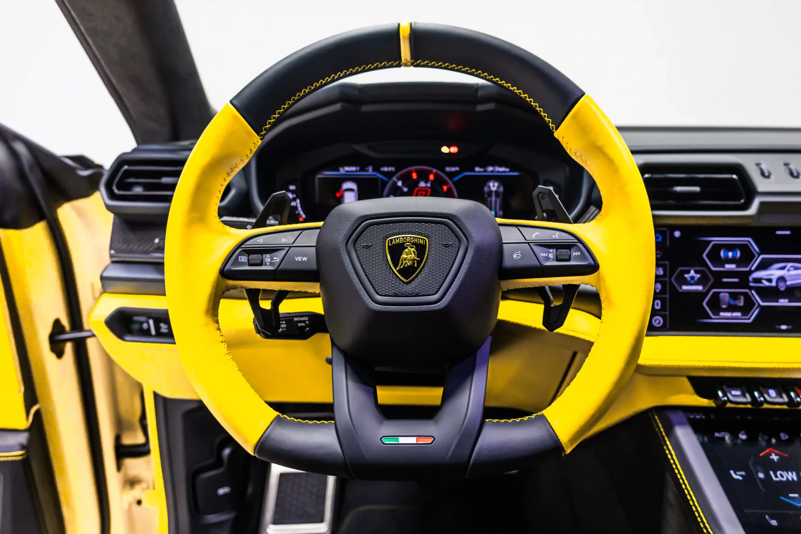 yellow-lamborghini-urus-2025-steering-wheel-closeup