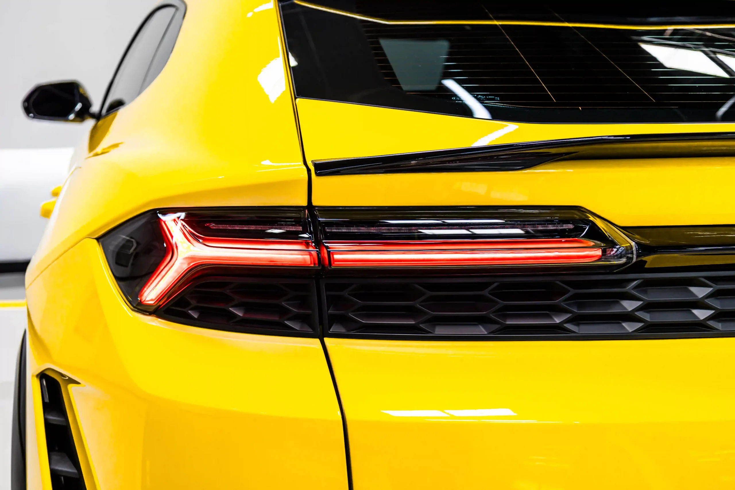 yellow-lamborghini-urus-2025-taillights-detail-shot