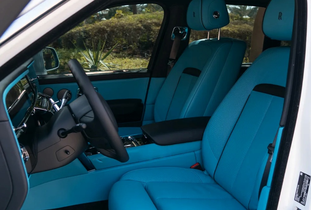 White Rolls Royce Cullinan front seats