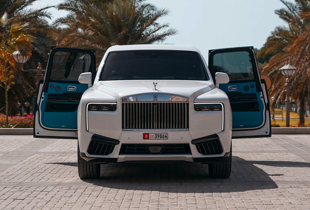 Rent white Rolls Royce Cullinan in Dubai